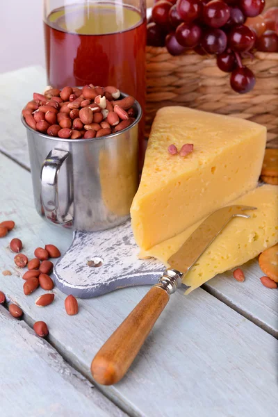 Vinho, queijo e biscoitos na mesa de madeira close-up — Fotografia de Stock
