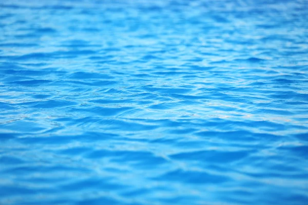 游泳池中的蓝色水 — 图库照片