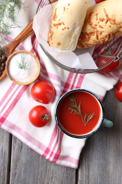 マグカップの色、パン棒、スパイスおよび木製の背景に新鮮なトマトの自家製トマト ジュース — ストック写真