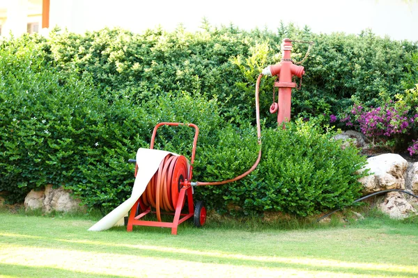 Schöne Landschaftsgestaltung im Garten und Bewässerungssystem — Stockfoto