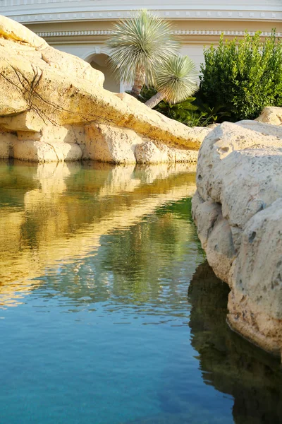 Beautiful landscaping. Lake with stone bridge — Stock Photo, Image
