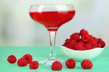 Yeşil ahşap masa üzerinde taze çilek ile jöle