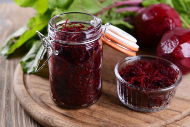 kavanoza tablo yakın çekim üzerine rendelenmiş beetroots