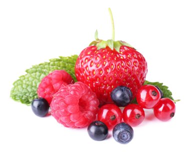 Orman meyveleri üzerinde beyaz izole