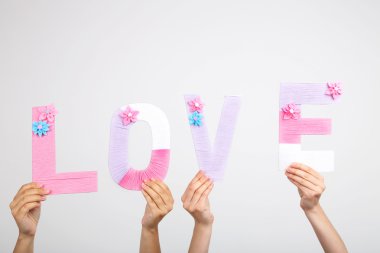 Harf kelime aşk gri arka plan üzerine bina holding eller