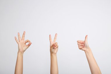 İnsanlar üzerinde beyaz izole eller farklı belirtileri göstermek