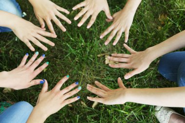 Çim zemin üzerine grubunda daha fazla el