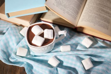 Tablo, sıcak çikolata bir fincan kadar yakın