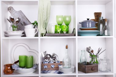 Güzel beyaz raf sofra ve mutfak eşyaları