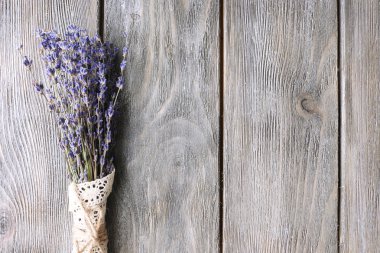 Ahşap arka planda lavanta çiçekleri