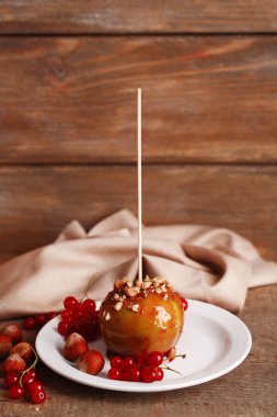 tatlı karamel apple sopa ahşap masa üzerinde çilek ile