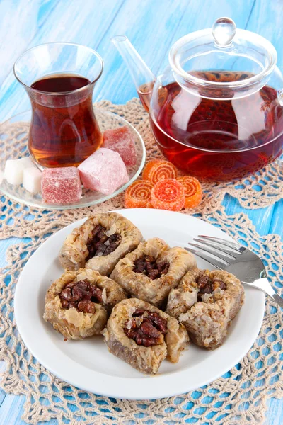 Sladká baklava na talíři s čajem na stole — Stock fotografie