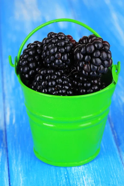 Sweet blackberries in bucket on table close-up — Stock Photo, Image