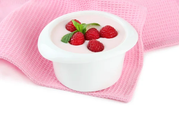 Delicioso yogur con bayas aisladas en blanco —  Fotos de Stock