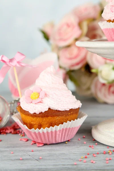 Tasty cup cake with cream — Stock Photo, Image