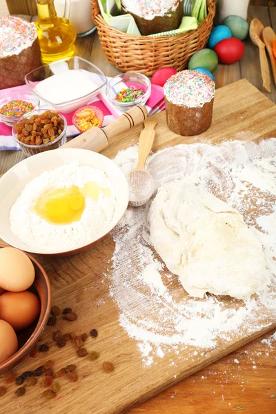 Пасхальный торт на кухне — стоковое фото