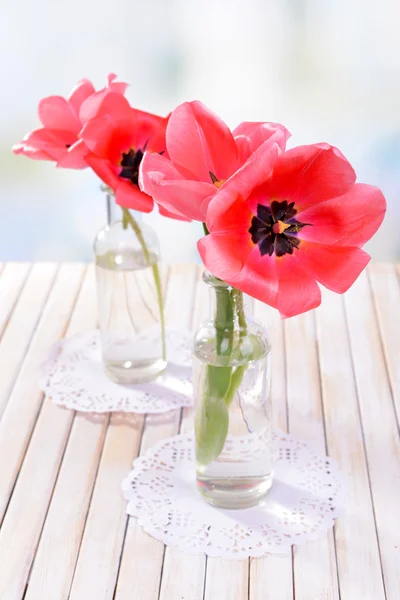 Schöne Tulpen im Eimer in der Vase auf dem Tisch auf hellem Hintergrund — Stockfoto