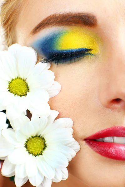 Hermosa mujer con maquillaje brillante — Foto de Stock