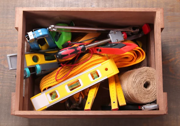 Scatola di legno con diversi strumenti — Foto Stock