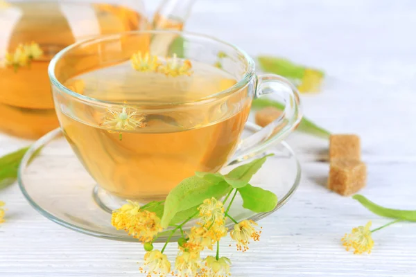 Chá de ervas com flores de tília — Fotografia de Stock
