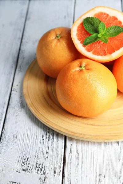 Reife Grapefruits auf hölzernem Hintergrund — Stockfoto