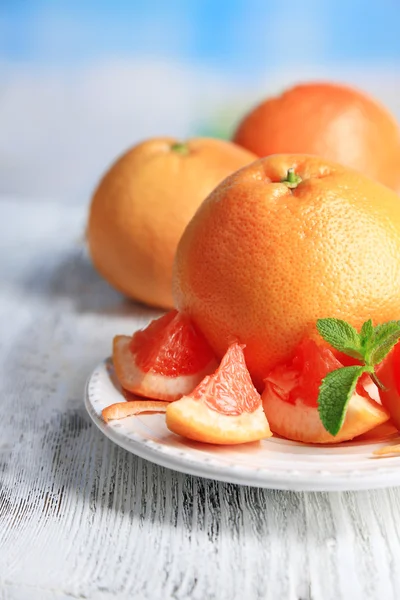 Спелые грейпфруты на тарелке — стоковое фото