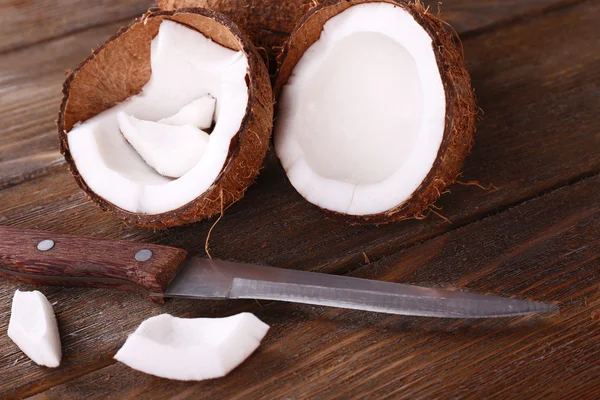 Сломанный кокос с ножом — стоковое фото