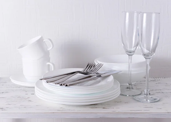 Ensemble de plats blancs sur la table — Photo