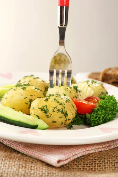 Unga kokt potatis på bordet, närbild — Stockfoto