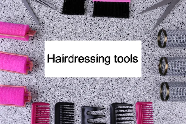 Herramientas profesionales de peluquería sobre fondo gris —  Fotos de Stock