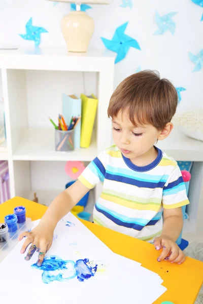 Милий маленький хлопчик малює в кімнаті — стокове фото