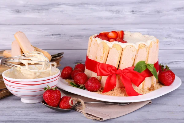 Leckere Torte Charlotte mit frischen Erdbeeren auf Holztisch — Stockfoto