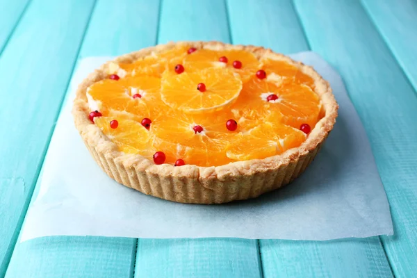 Torta de laranja caseiro na cor de fundo de madeira — Fotografia de Stock