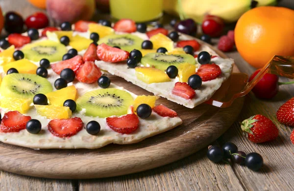 Pizza dulce con frutas en primer plano — Foto de Stock