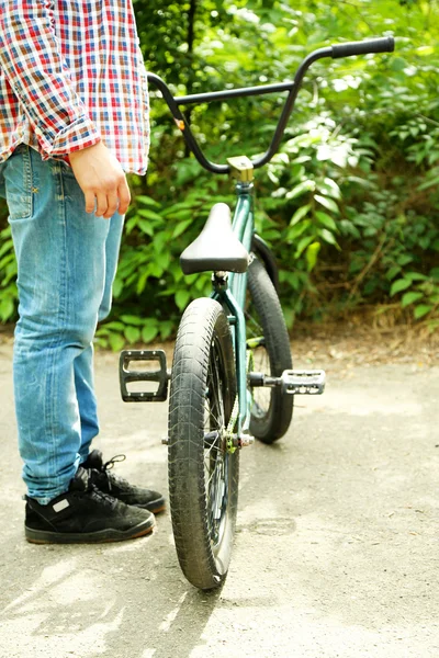 Młody chłopiec na rowerze bmx w parku — Zdjęcie stockowe
