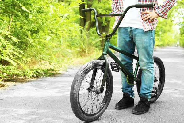 Jovem na bicicleta BMX no parque — Fotografia de Stock