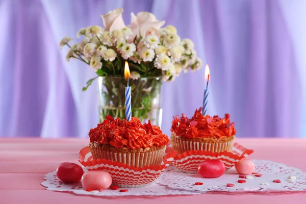 Leckere Cupcakes auf dem Tisch auf Stoffhintergrund — Stockfoto