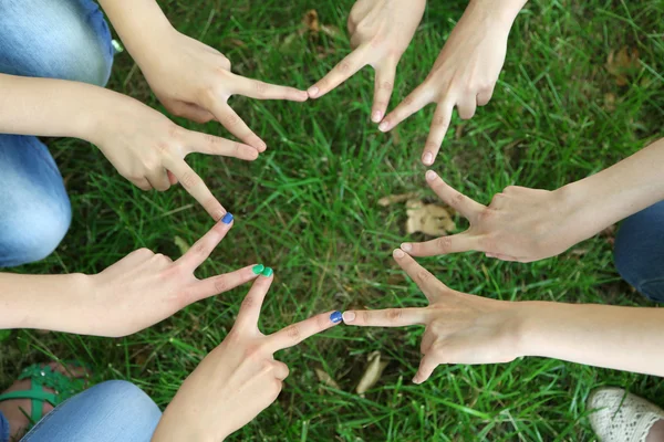 Muchas manos en grupo sobre el fondo de hierba — Foto de Stock