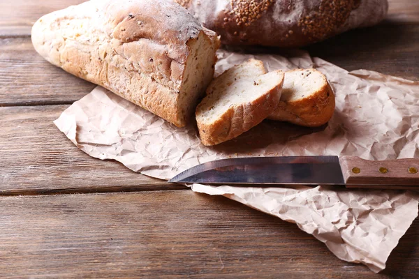 Vers brood op houten ondergrond — Stockfoto