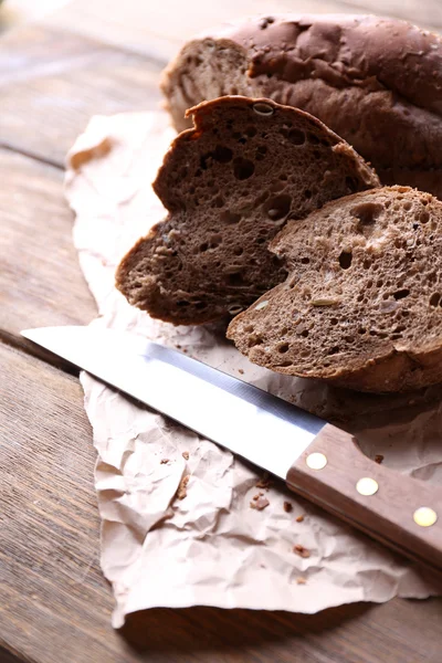 Tahta zeminde taze ekmek — Stok fotoğraf