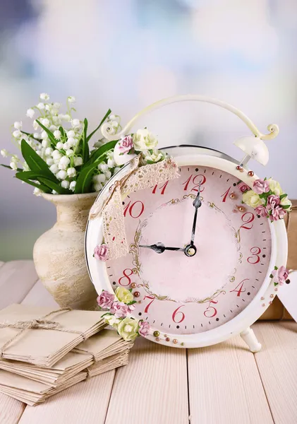 Precioso reloj despertador vintage con flores sobre fondo claro —  Fotos de Stock