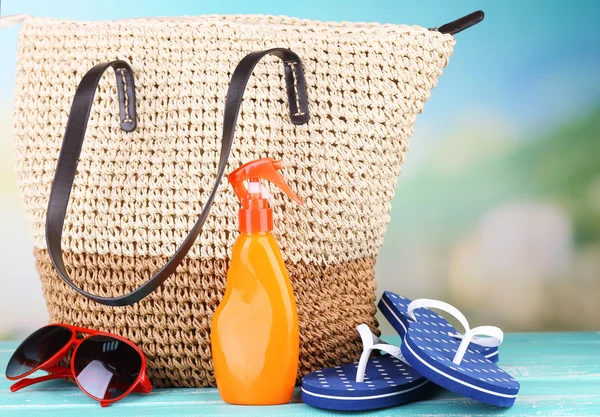 Bolsa de mimbre de verano con accesorios sobre fondo natural —  Fotos de Stock