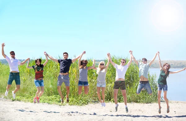 Vackra unga människor på stranden — Stockfoto