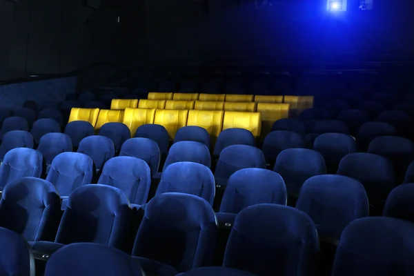 Sièges confortables vides au cinéma — Photo