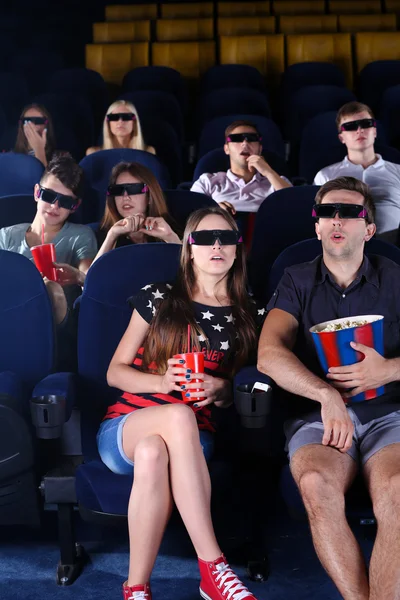 Mladí lidé sledující film v kině — Stock fotografie