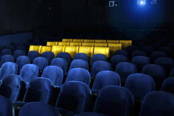 Sièges confortables vides au cinéma — Photo