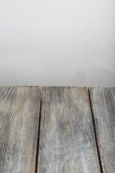 Рустикальна дерев'яна дошка на сірому фоні — стокове фото