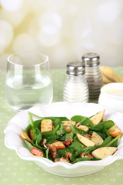 Zöld saláta, spenót, alma, dió, sajt asztalra, a világos háttér — Stock Fotó
