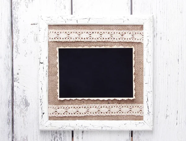 Деревянная рамка с пустым старым фото на деревянном фоне — стоковое фото