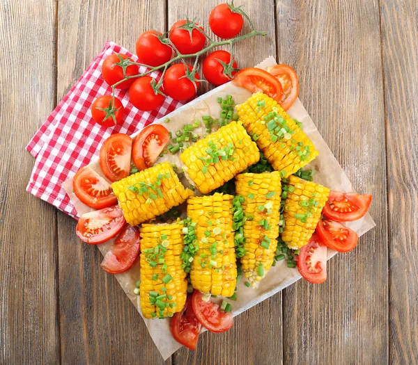 Kolby kukurydzy z grilla na stole — Zdjęcie stockowe